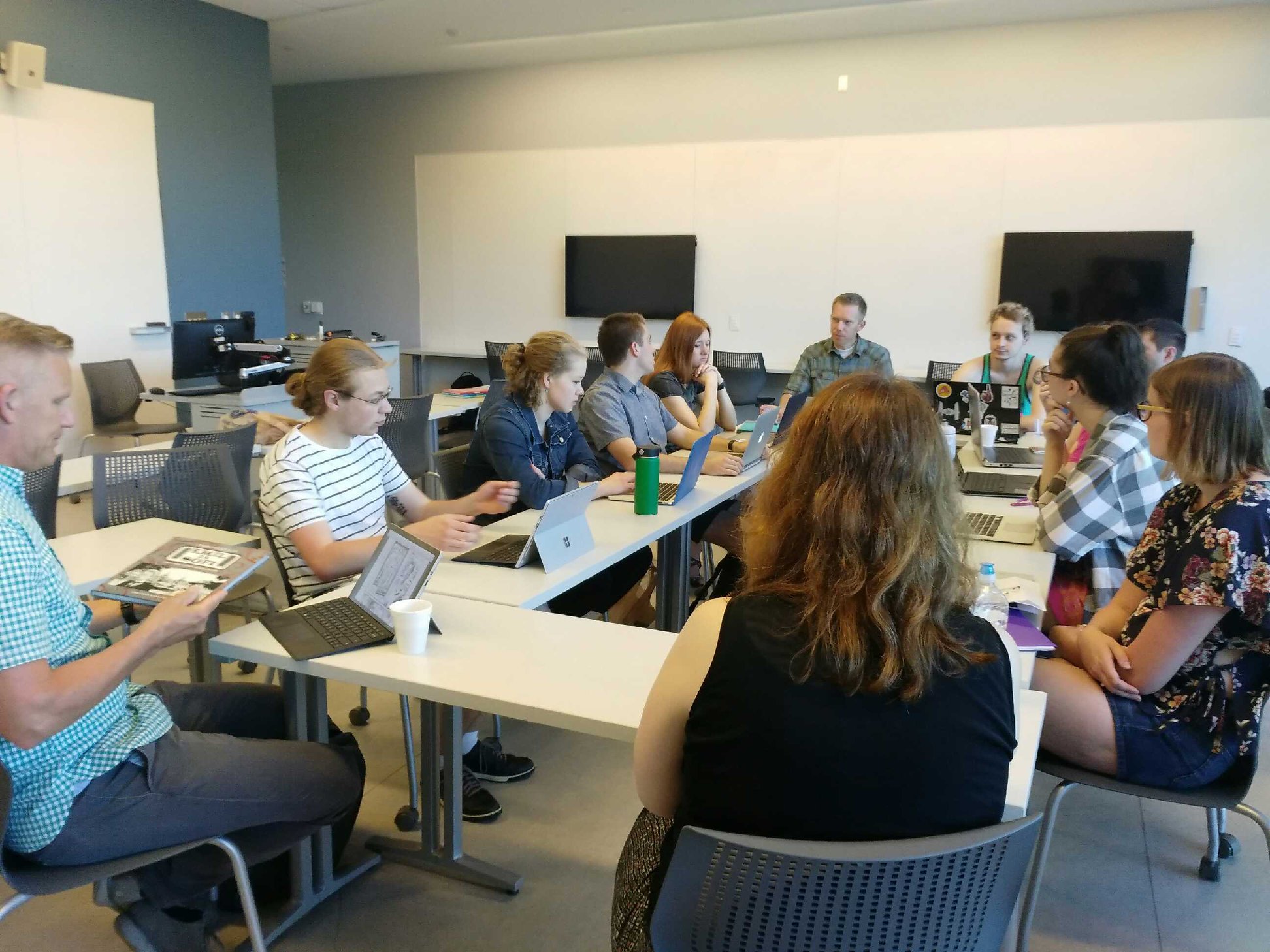 Finnish translation seminar participants in a classroom